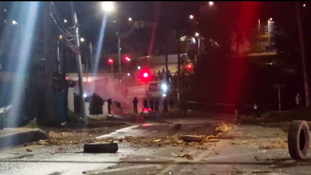 Algunos manifestantes intentaron saquear establecimientos comerciales en Usme y lanzaron objetos contundentes contra los uniformados.