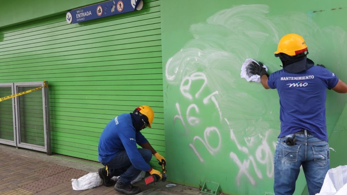 Limpiaron paredes de las estaciones del MIO vandalizadas con grafitis