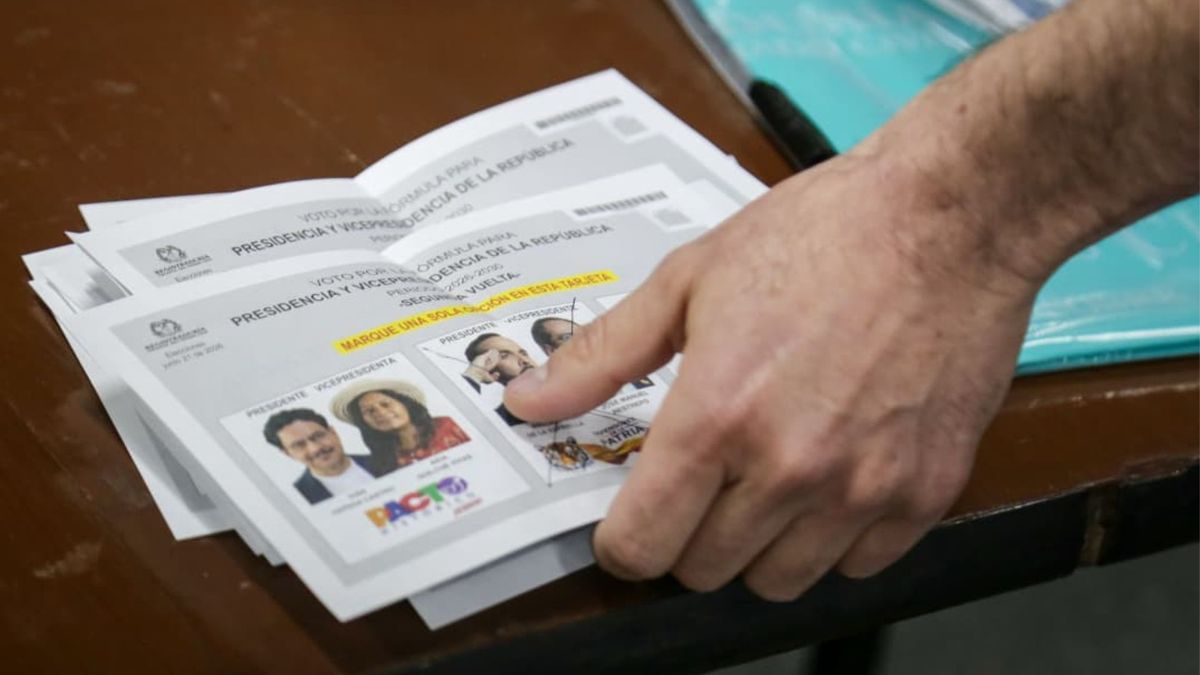 Tras conocerse los resultados preliminares, se comenzó con la revisión de las actas y formularios electorales.