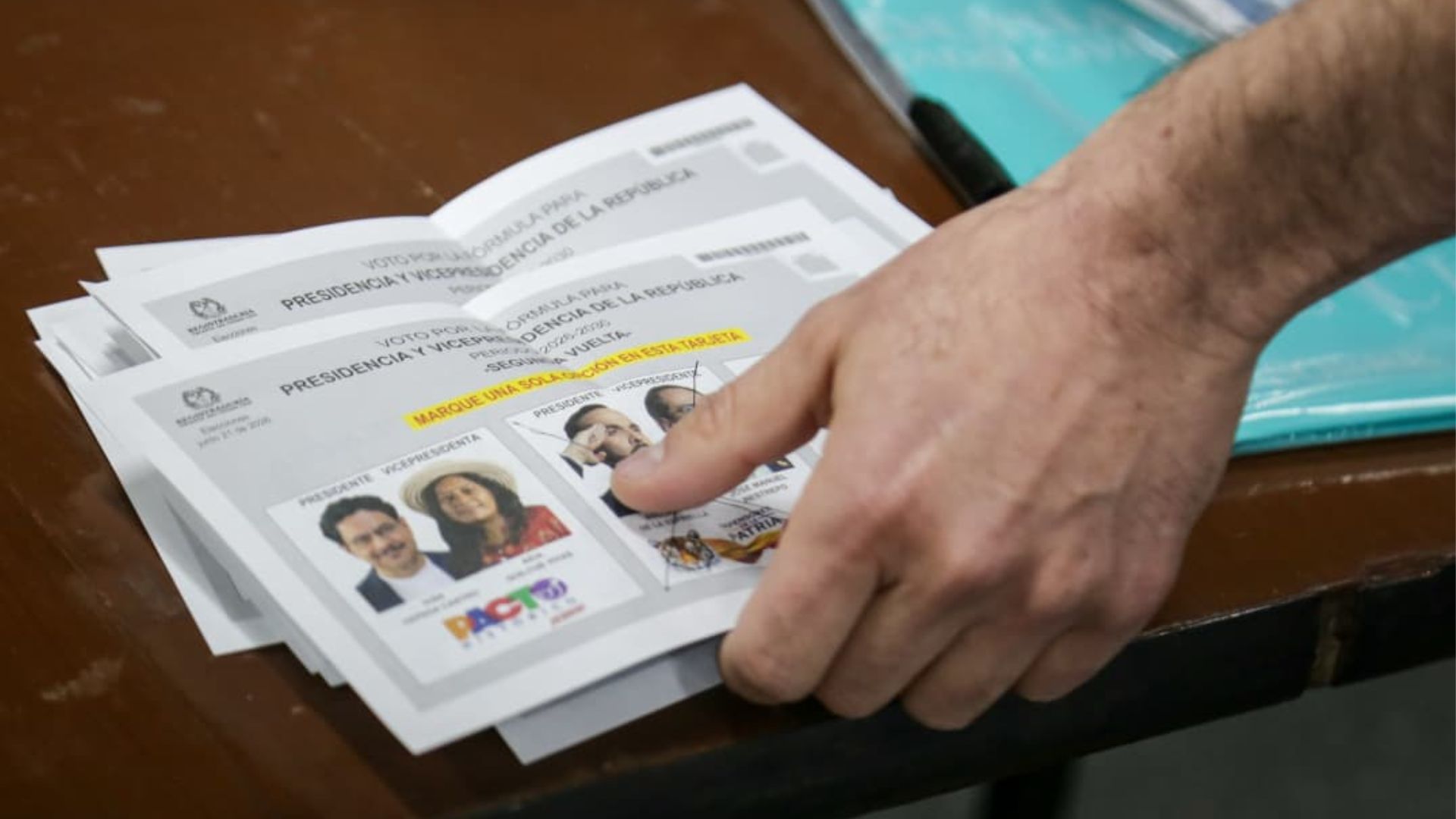 Tras conocerse los resultados preliminares, se comenzó con la revisión de las actas y formularios electorales.