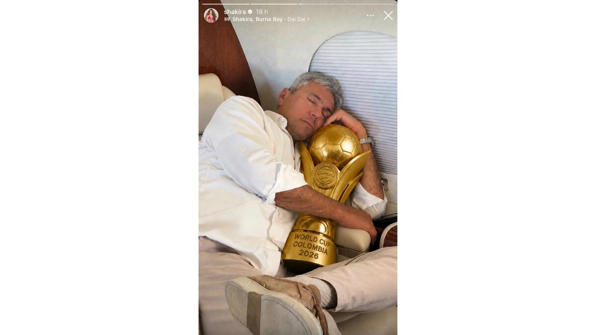La imagen compartida por Shakira muestra a Tonino Mebarak abrazando una copa con la inscripción