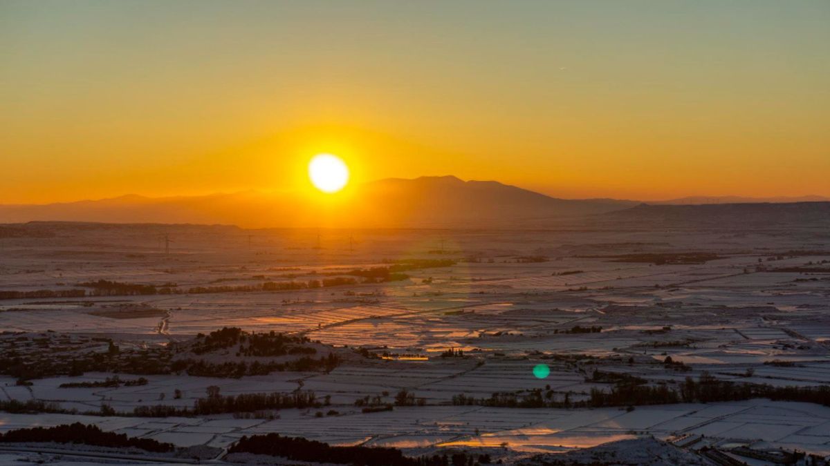 Dependiendo de la ubicación geográfica, toca ver cuánto tiempo puede durar este fenómeno. Cuanto más cerca esté una región de los polos, más tiempo estará el Sol sobre el horizonte.