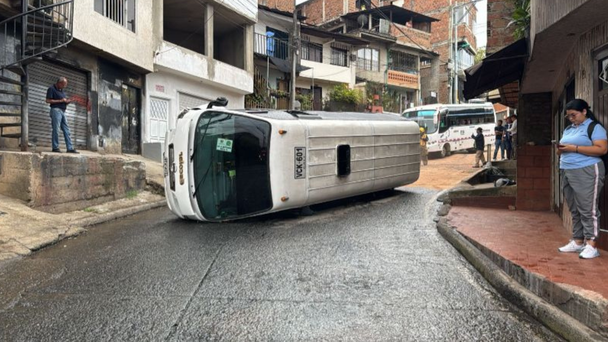 Un bus se volcó en la zona de ladera de Cali y dejó un saldo de tres menores heridos.