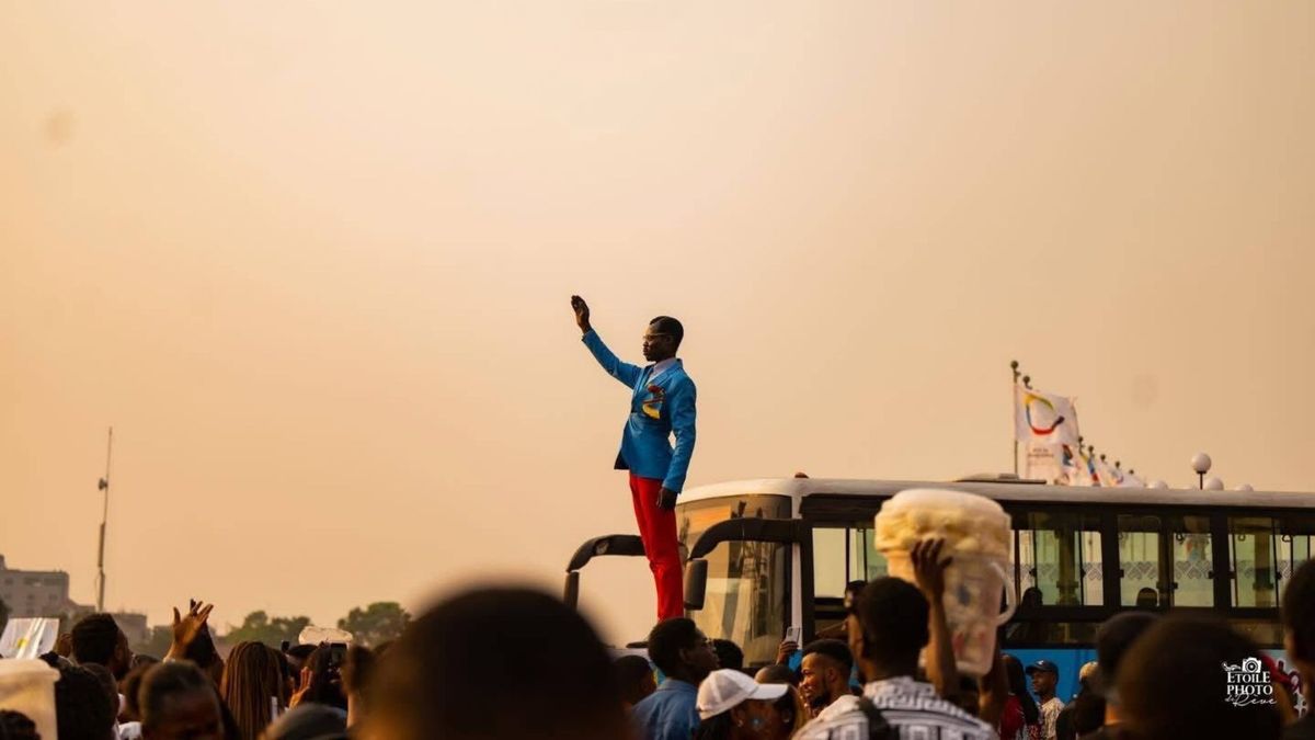 Michel Nkuka Mboladinga recrea la imagen de Patrice Lumumba en cada partido de la selección congoleña.