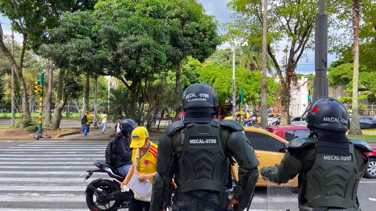 Uniformados de la Policía Metropolitana de Cali permanecen a las afueras de Univalle