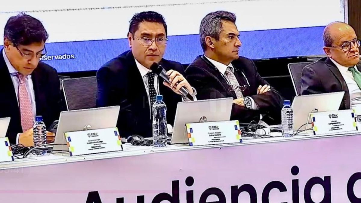 La Comisión Escrutadora suspendió la audiencia en Bogotá por una reclamación de 30 mesas y reanudará este martes para consolidar resultados pendientes.