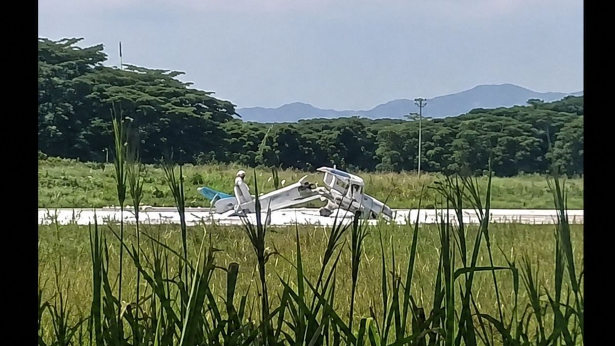 Según reportes preliminares, el estudiante de pilotaje que manejaba la aeronave resultó ileso.