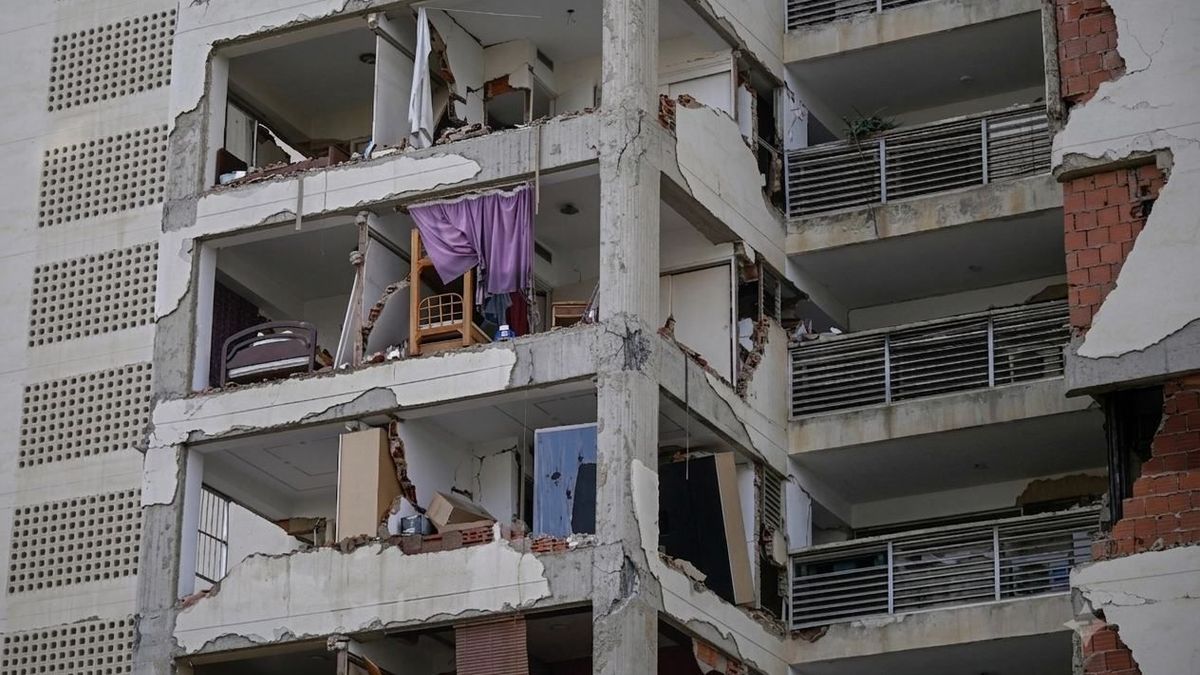 Decenas de personas salieron de los edificios y esperaban en la calle antes de regresar a sus oficinas y hogares, contaron testigos.