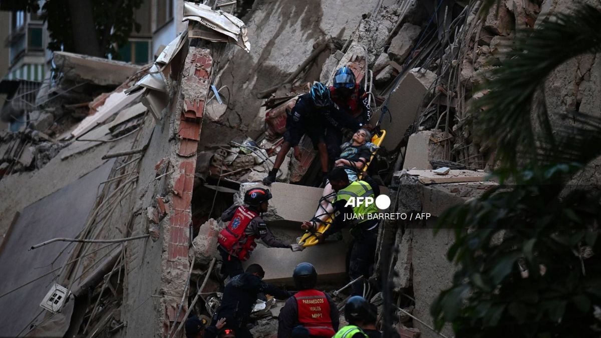 Los rescatistas sacan a una persona en camilla de un edificio derrumbado tras el terremoto que sacudió Caracas