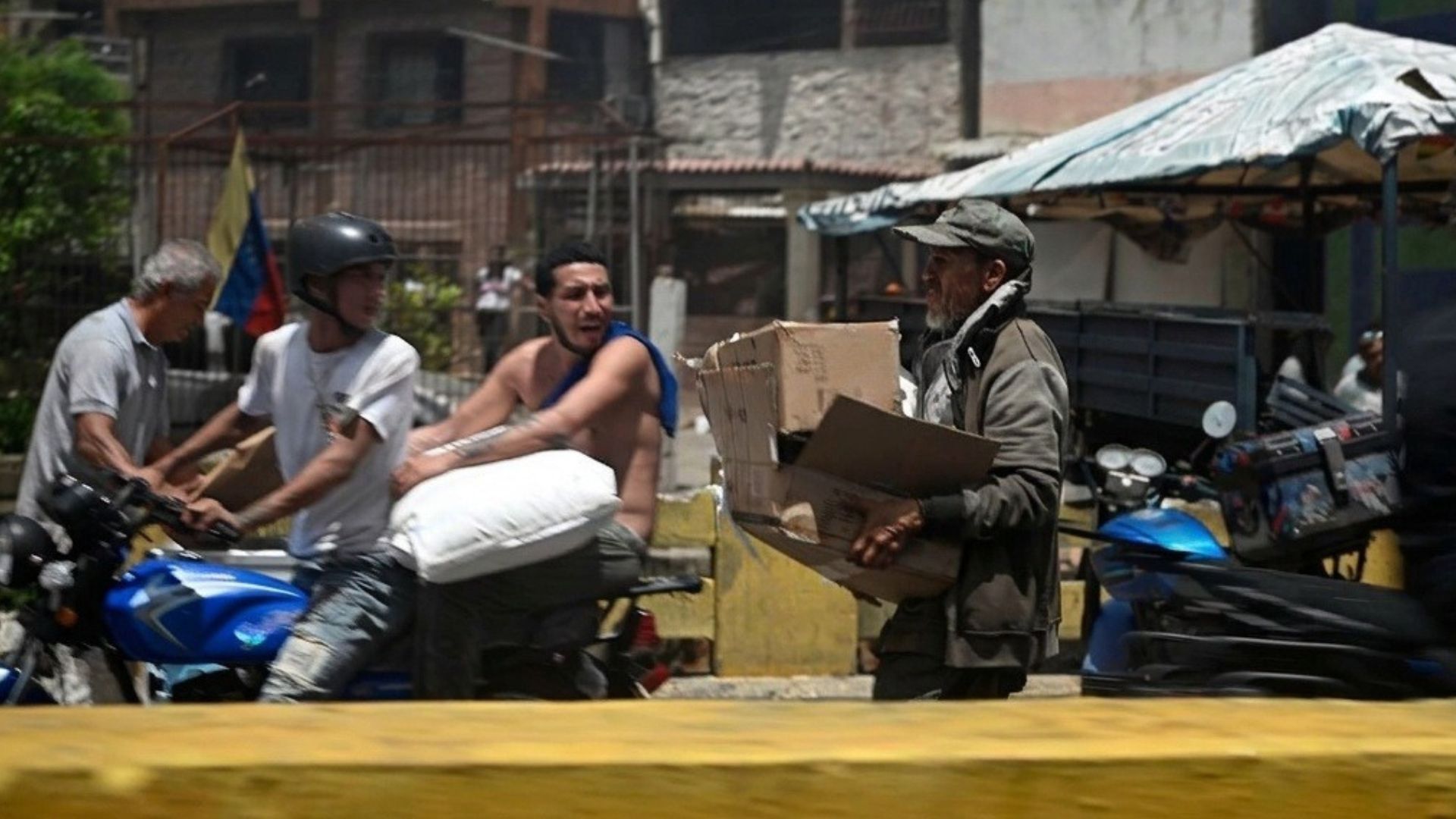 Hay personas saqueando zonas costeras tras el terremoto.