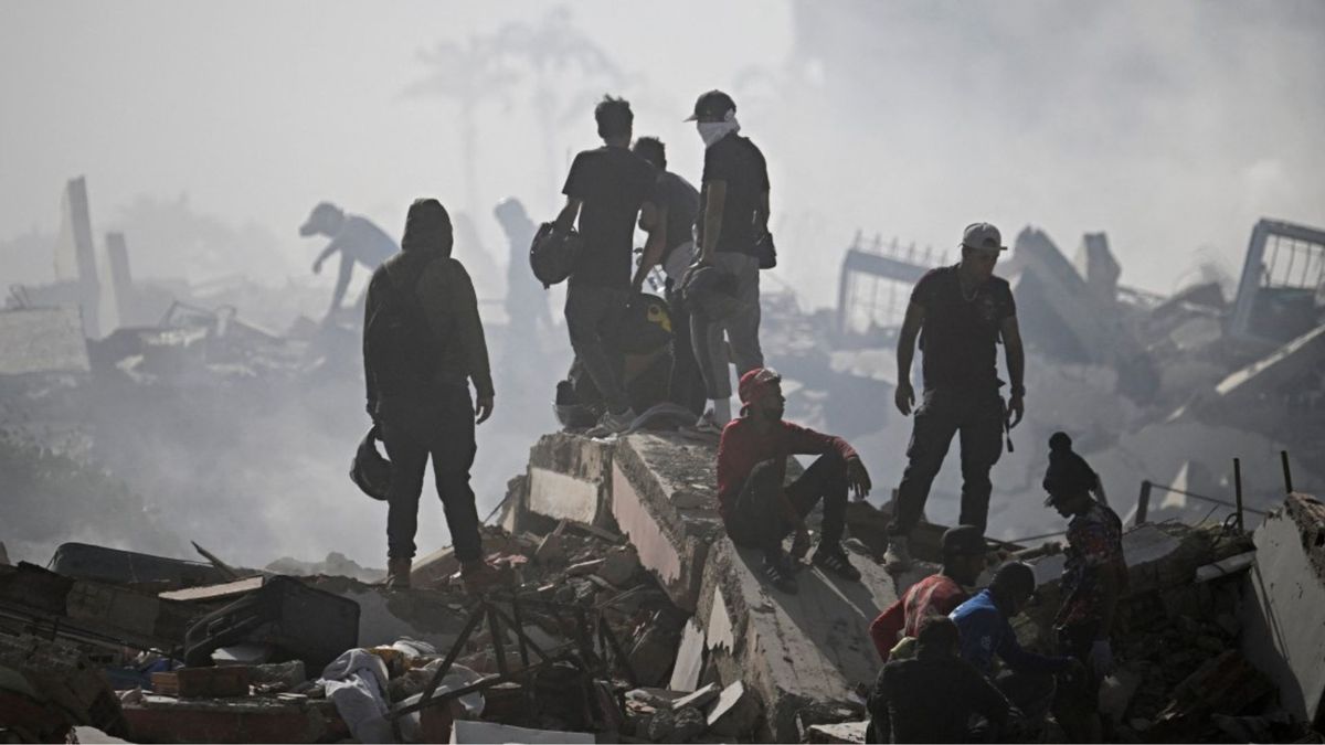 Los supervivientes buscan a sus familiares en medio de los escombros.