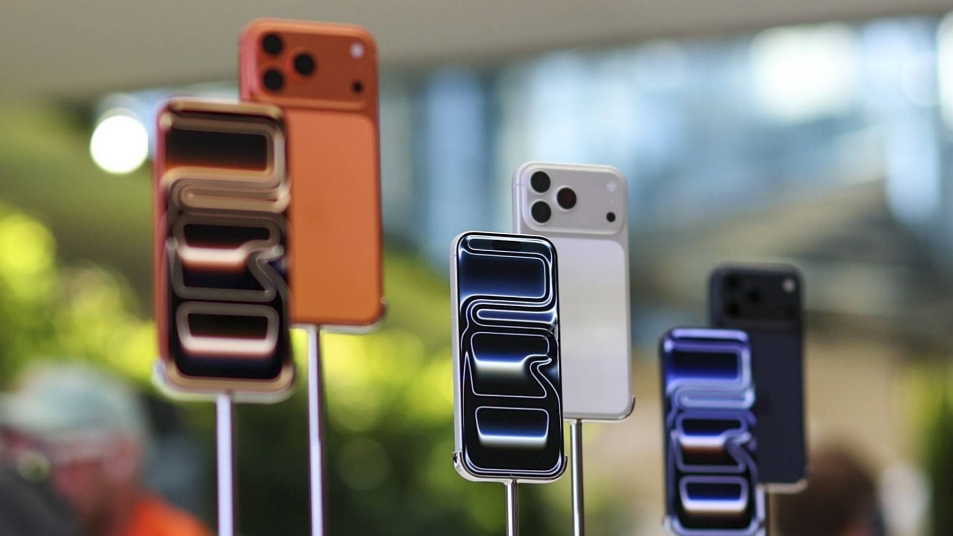 Un colombiano podría pagar cerca de 8 millones de pesos por el iPhone 18 Pro Max, según estimaciones de analistas.