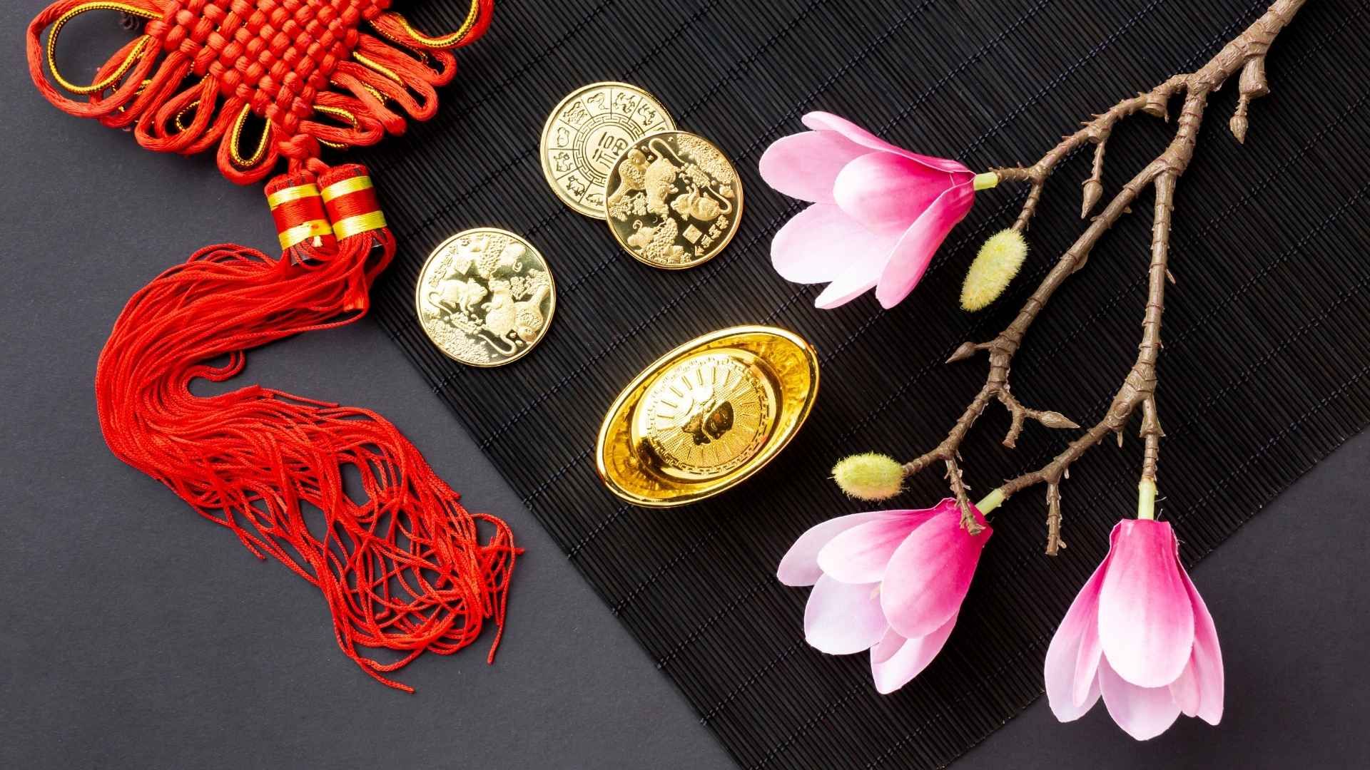 Monedas, velas y una billetera organizada hacen parte de algunos rituales del feng shui durante la Luna llena de fresa.