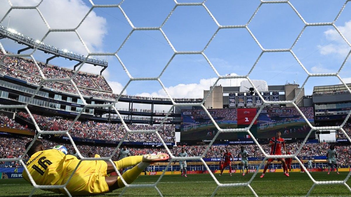 El portero de Francia, Mike Maignan, detiene un penal lanzado por el delantero de Noruega, Jorgen Strand Larsen, durante el partido de fútbol del Grupo I de la Copa Mundial de 2026 entre Noruega y Francia.