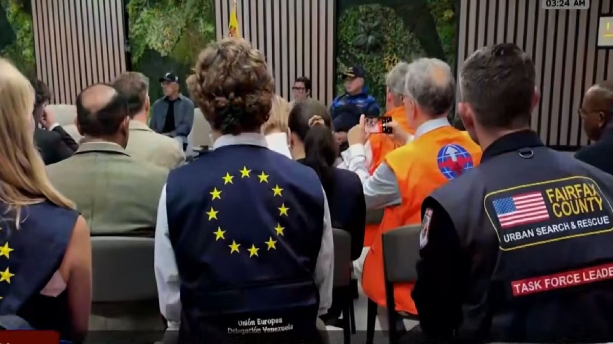 Presidenta (e) de Venezuela, Delcy Rodríguez, agradece a rescatistas.