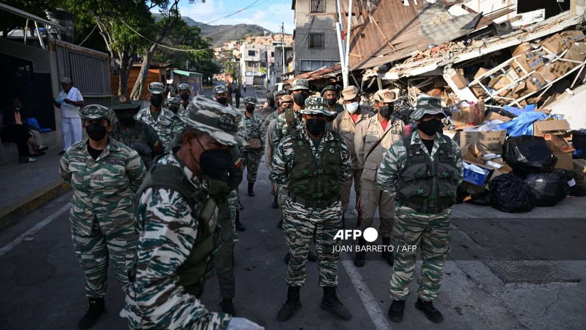 Rescatistas en Venezuela en medio del desastre por los dos terremotos del pasado 24 de junio