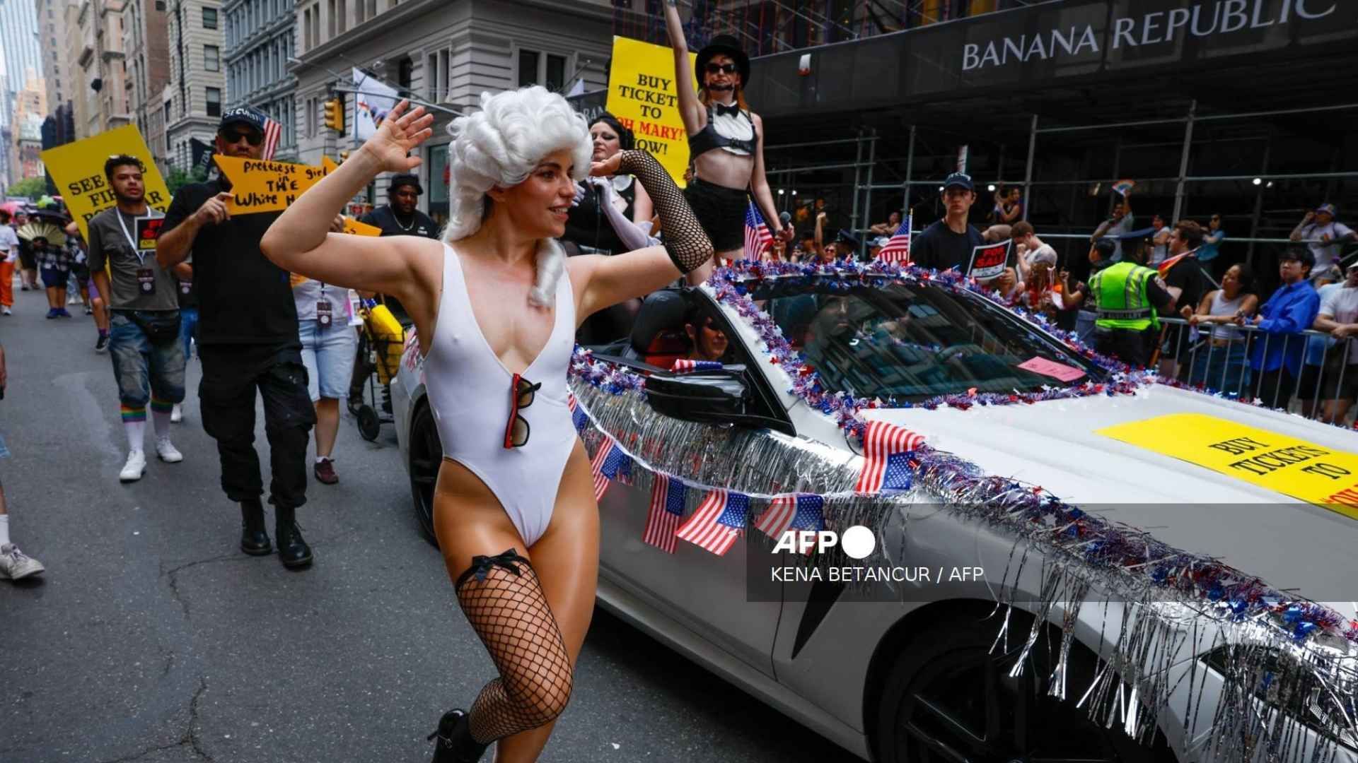 El tradicional desfile del Pride 2026 volvió a recorrer las calles de Nueva York con miles de participantes.