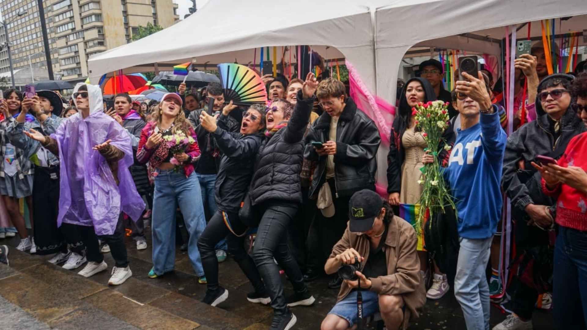 Comparsas, carrozas y organizaciones participaron en la jornada del Pride 2026 en el centro de Bogotá.