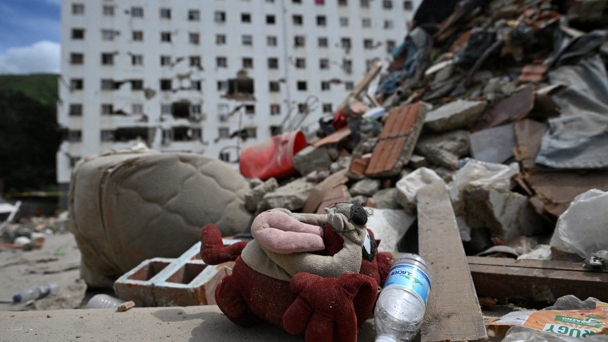 Vista de un peluche entre escombros en Caraballeda, estado de La Guaira, Venezuela, el 28 de junio de 2026, tras dos terremotos.