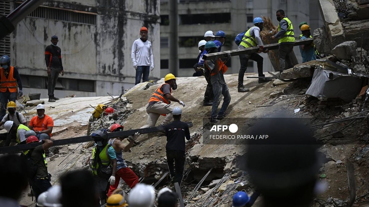 Trabajos de remoción de escombros tras terremotos en Venezuela