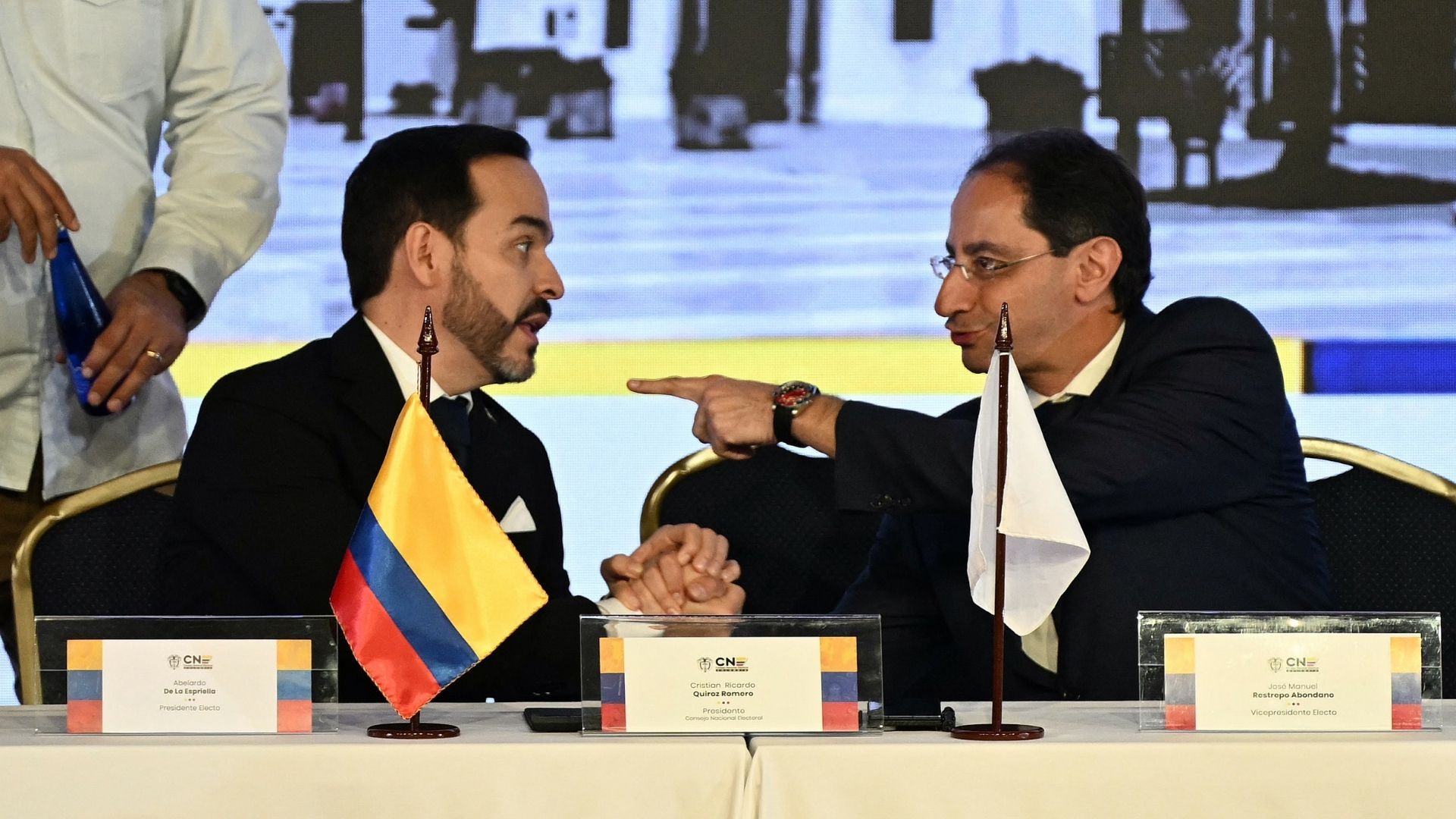 El presidente electo, Abelardo de la Espriella, designó a su vicepresidente, José Manuel Restrepo, como coordinador de un empalme ruidoso y repleto de desconfianza hacia el gobierno de Gustavo Petro.
