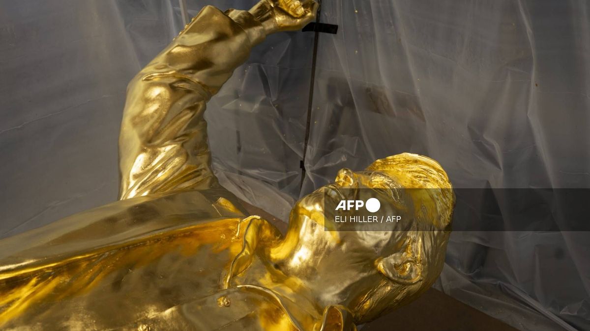 El busto de una estatua de bronce de 4,6 metros (15 pies) del presidente estadounidense Donald Trump, recubierta de pan de oro