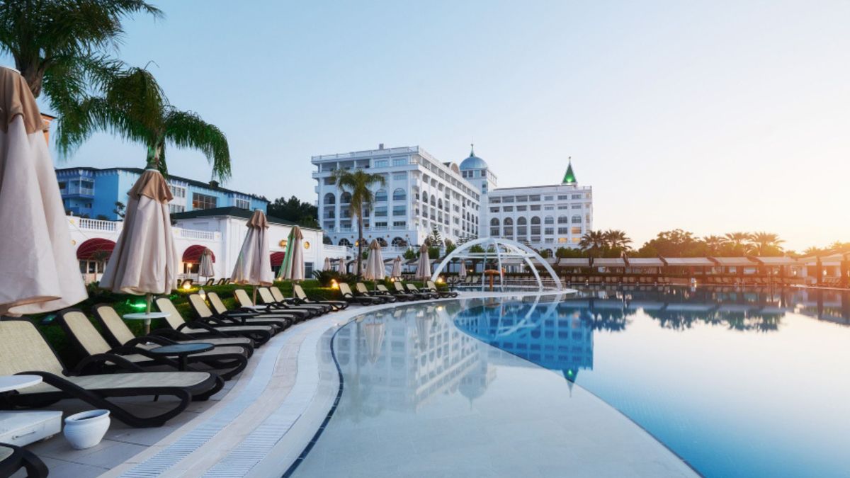 En estos alojamientos sus suites son de gran tamaño, cuentan con piscinas privadas, mayordomos disponibles las 24 horas, chefs exclusivos y demás beneficios.