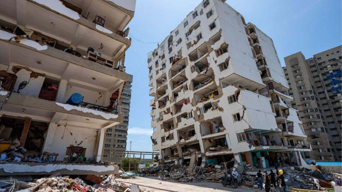 El joven afirmó que, al enterarse de lo qué pasó, corrió hasta el edificio donde vivía su familia para intentar ayudarlos; los encontró con vida, pero no pudo liberarlos.