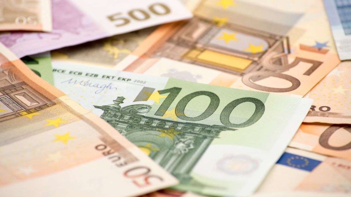 En la última semana, el euro acumula una caída del 2,3 %, mientras que, al comparar su precio con el registrado hace un año, la disminución alcanza el 17,18 %.