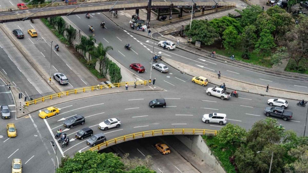 La medida del pico y placa en Medellín establece restricciones para carros, motos y taxis en diferentes horarios.