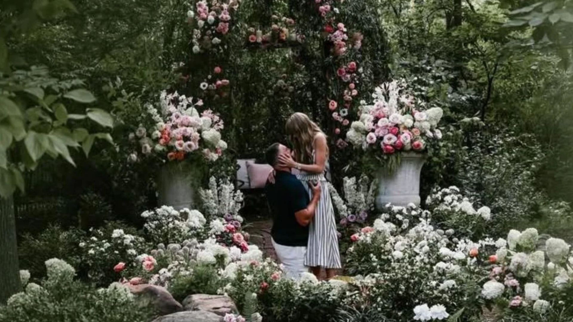 La historia entre Taylor Swift y Travis Kelce comenzó a tener atención pública en 2023, cuando el jugador reveló que había intentado entregarle una pulsera de la amistad.