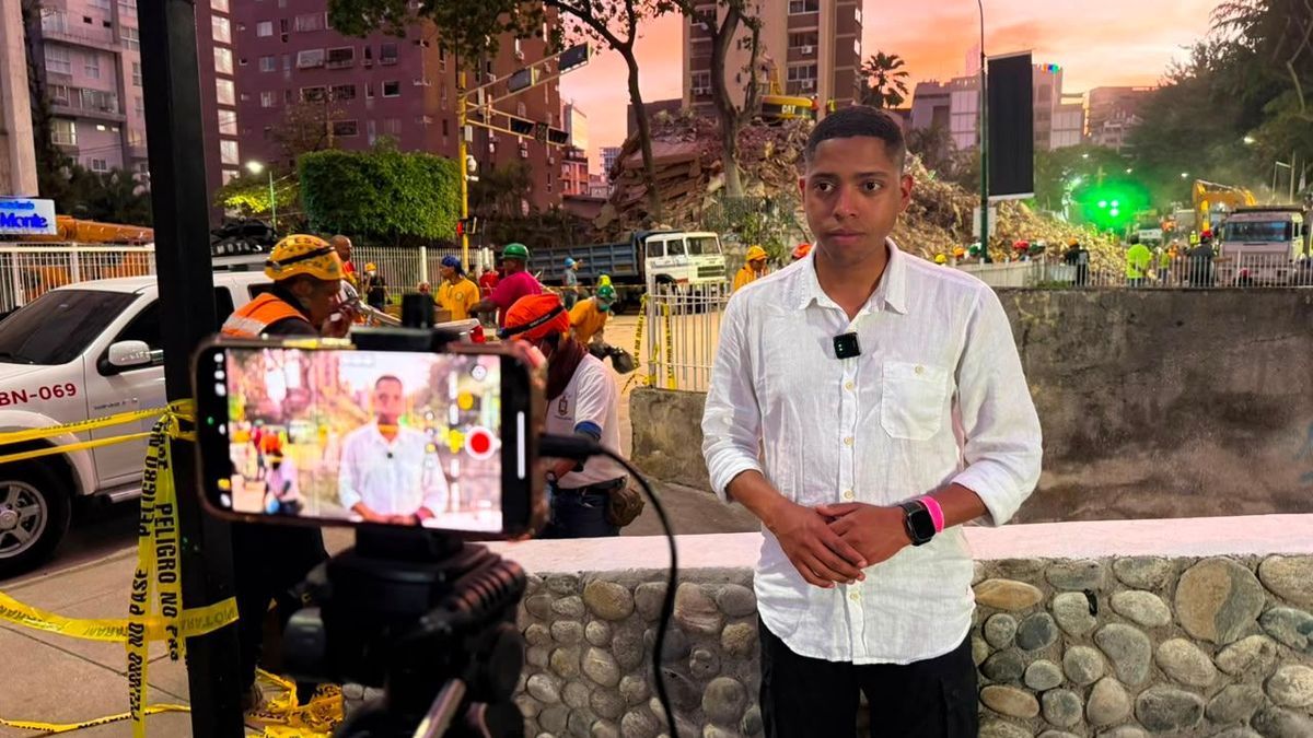 Aldair Rodríguez reportando desde el edificio Petunia, que colapsó en Chacao.