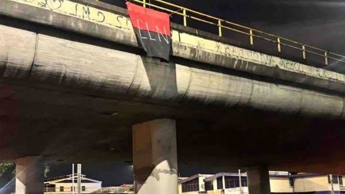 Instalan bandera del ELN en un puente de Cali