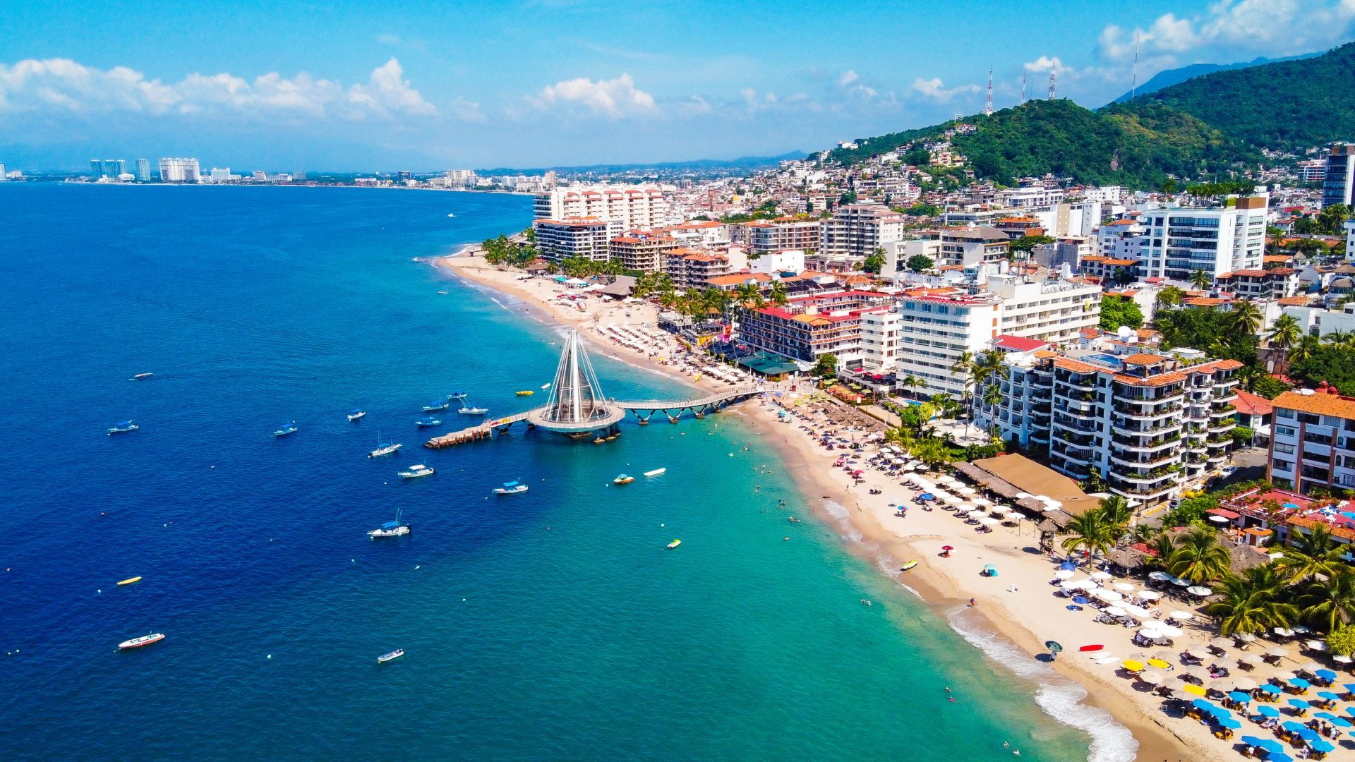 En Puerto Vallarta no solo se puede avistar ballenas, sino también realizar actividades acuáticas como snorkel.