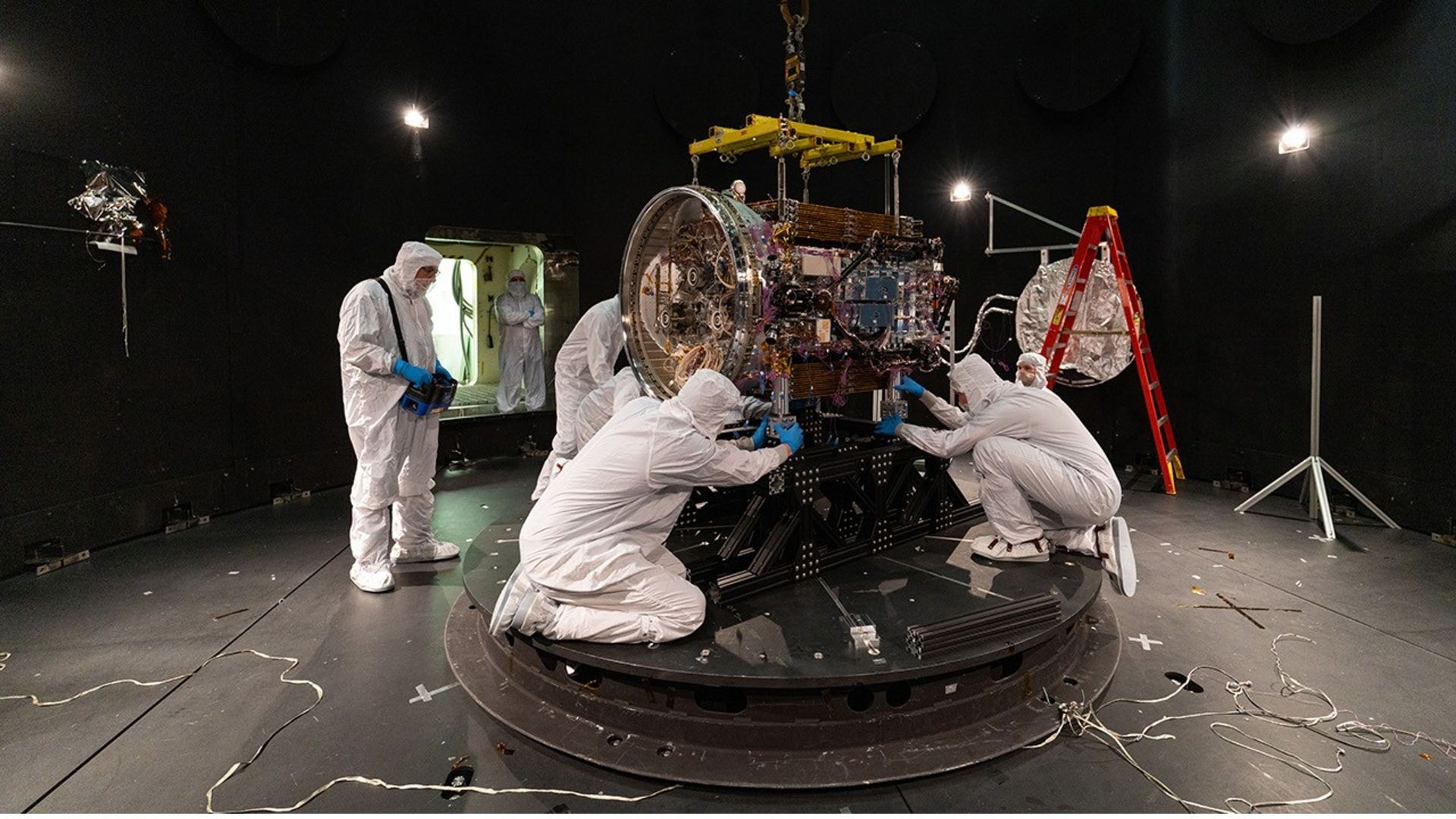 El robot se unirá al satélite para impulsarlo hacia el espacio profundo.