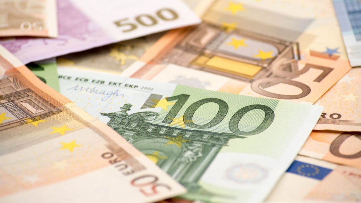 Mientras el euro registra este comportamiento, las proyecciones del mercado también están puestas sobre el dólar, una moneda que sigue siendo la principal referencia para la economía colombiana.