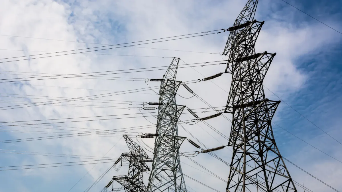Imagen referente a un poste de electricidad de alta tensión.