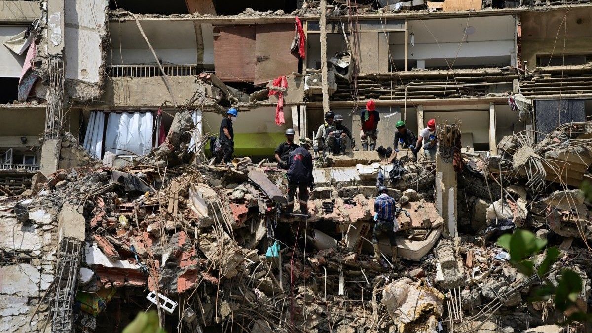 Los rescatistas buscan cuerpos en el lugar del derrumbe de un edificio en Catia La Mar, estado de La Guaira, Venezuela