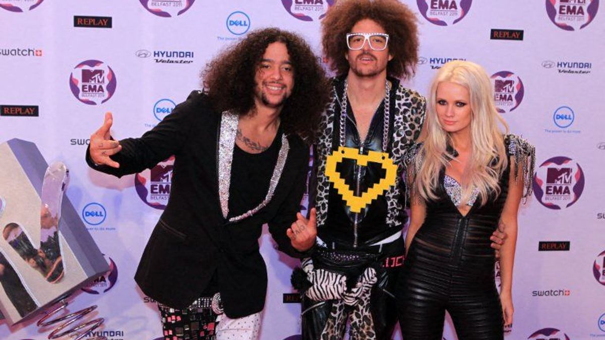 Skyblu (izq.) y Redfoo (centro), integrantes del grupo estadounidense de electropop LMFAO, posan con la artista británica Lauren Bennett (izq.)