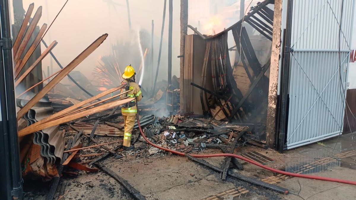 Incendio de grandes proporciones en una bodega de madera en Bello