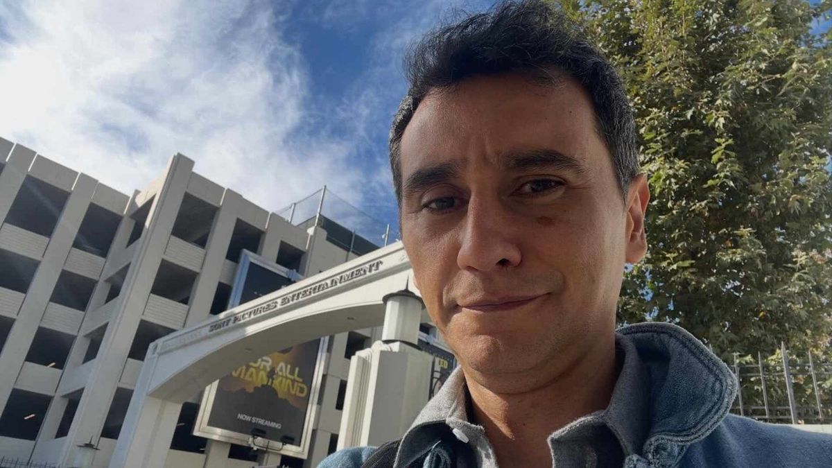 Carlos Manuel Vesga fue nominado a los Emmy 2026 por su papel de Manousos Oviedo en la serie 'Pluribus'.