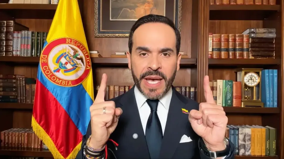 Fotografía de Abelardo De La Espriella, presidente electo de Colombia, realizando un discurso.