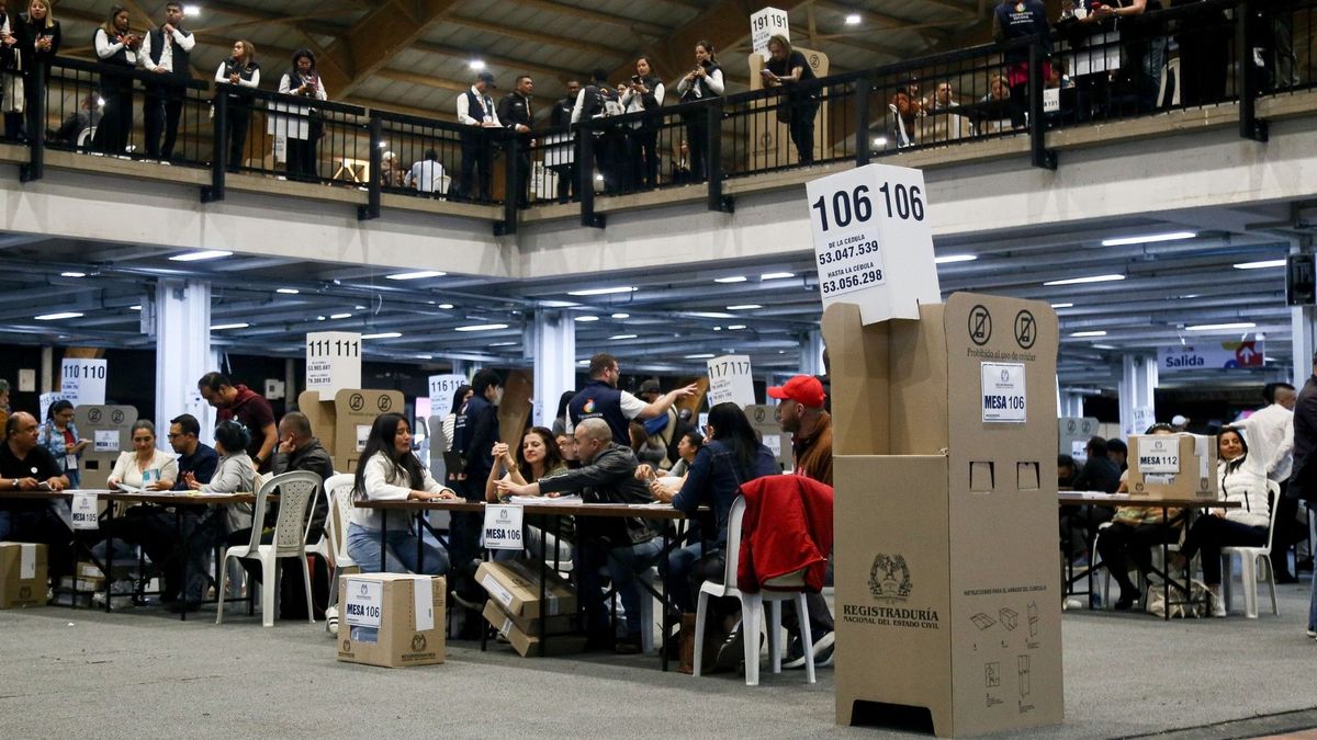 El preconteo de votos y el escrutinio comenzaron apenas las autoridades electorales cerraron las mesas y dieron por terminada la jornada del 21 de junio.