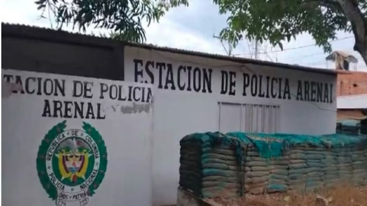 Ataque contra Estación de Policía de Arenal, Bolívar.