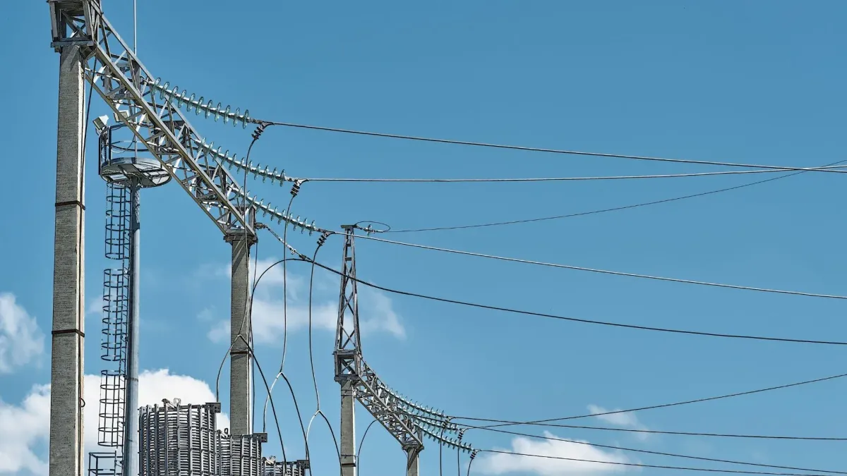 Fotografía de transformadores eléctricos de alta tensión en una central de distribución de electricidad.