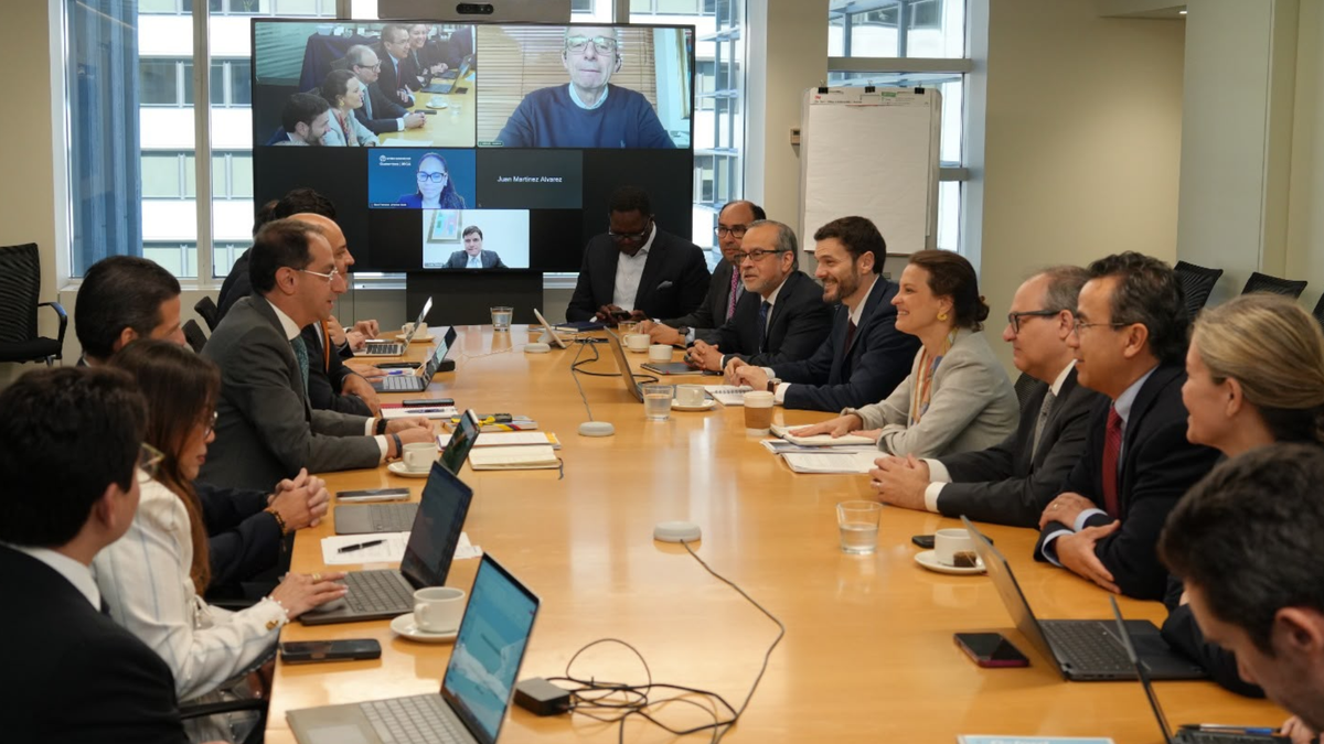 El vicepresidente electo y delegados del Banco Mundial en Washington.