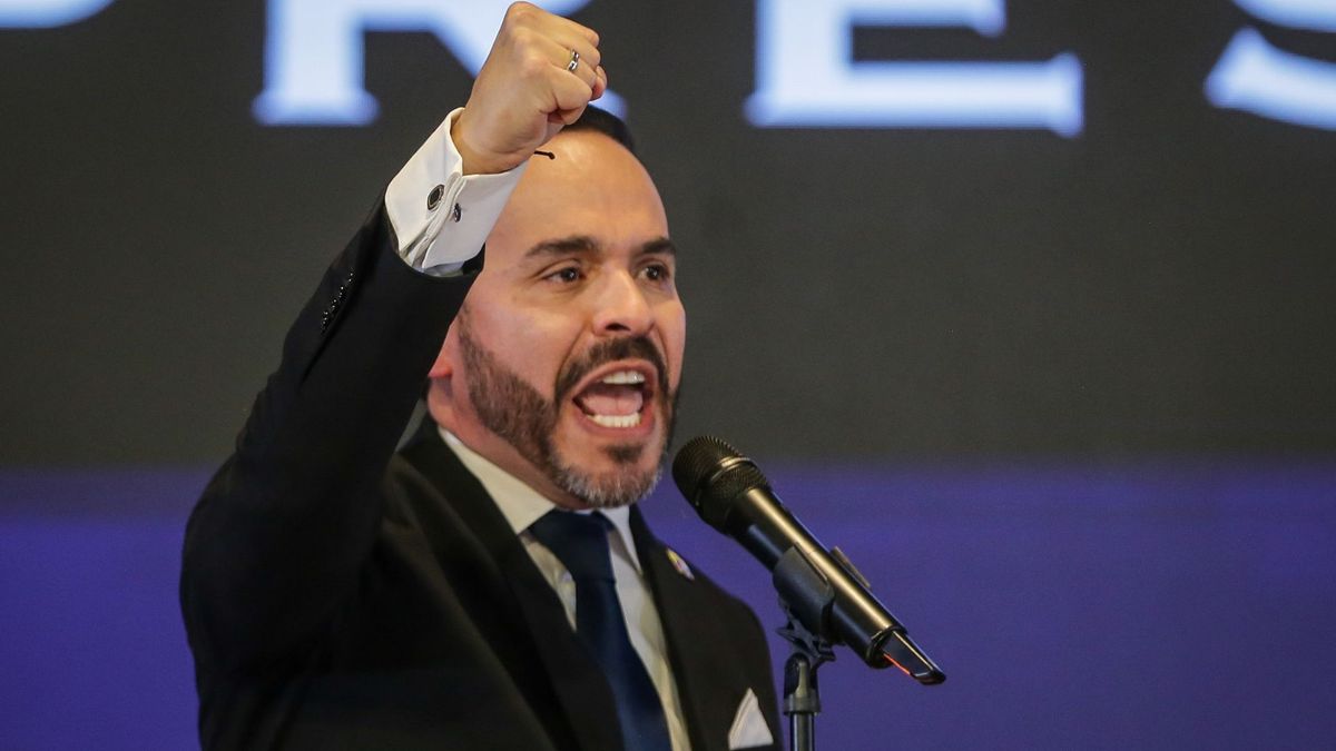 La opción que se analiza consiste en realizar primero un acto protocolario en el Congreso de la República, donde se cumpliría el requisito constitucional para la transmisión del mando.