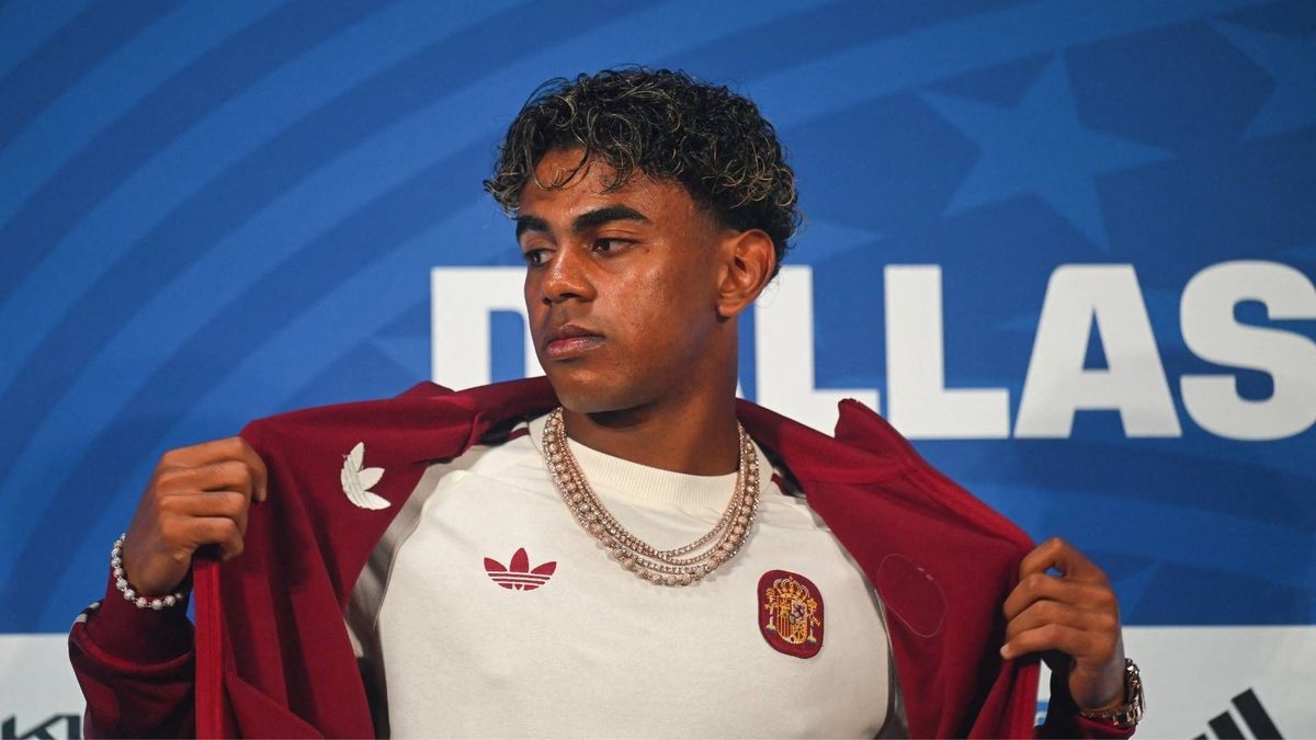 Lamine Yamal sorprendió al revelar que la cadena que lució en rueda de prensa fue un regalo de cumpleaños hecho por él mismo.
