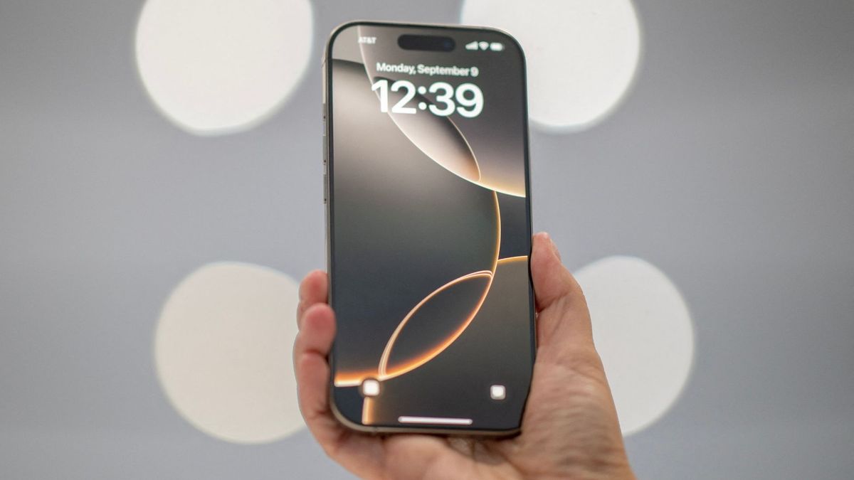 Los nuevos sistemas operativos de Apple incorporan Siri IA, aunque las funciones de inteligencia artificial estarán disponibles en equipos específicos.