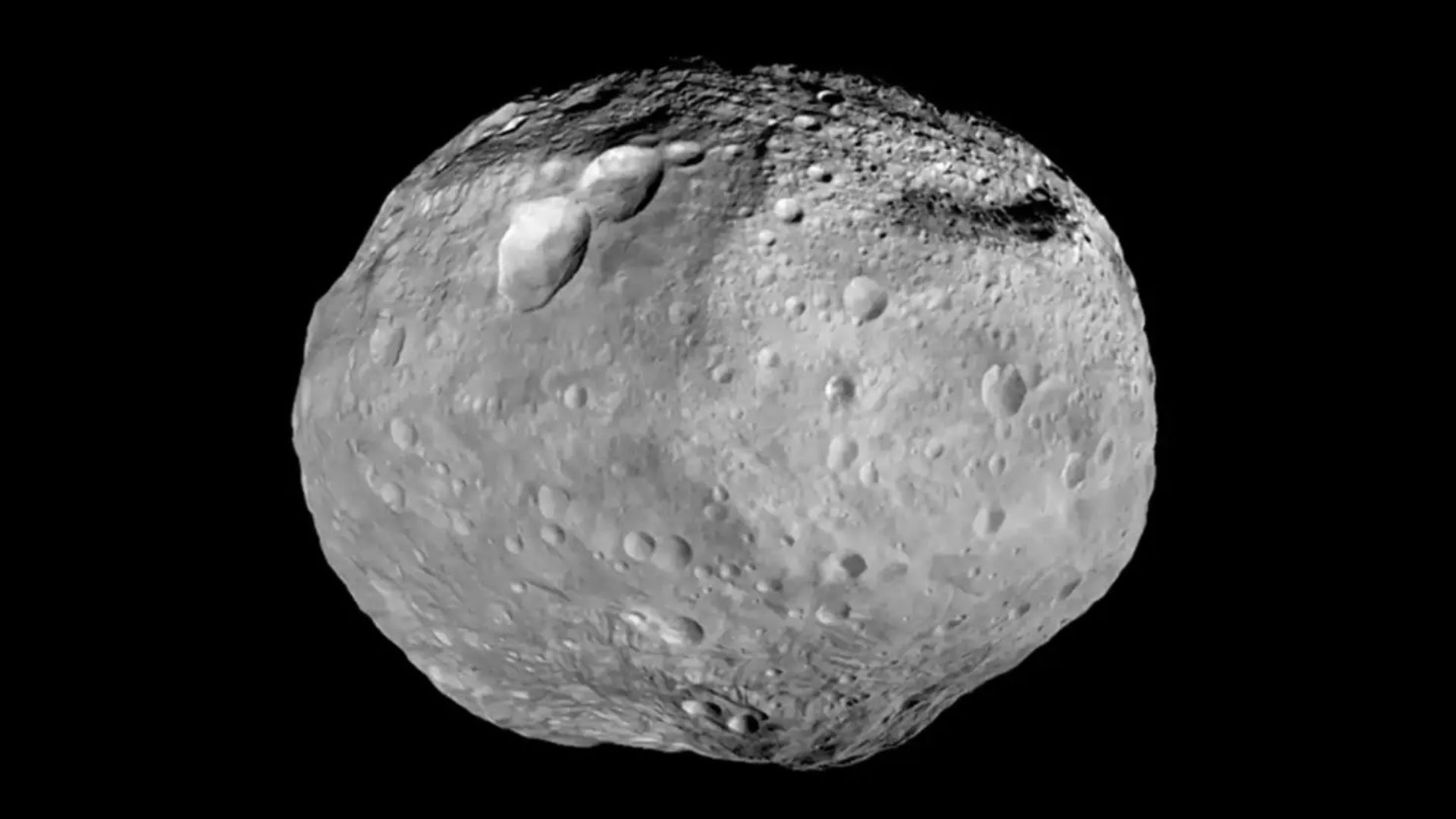 Es el cuerpo rocoso más brillante de la región de asteroides.